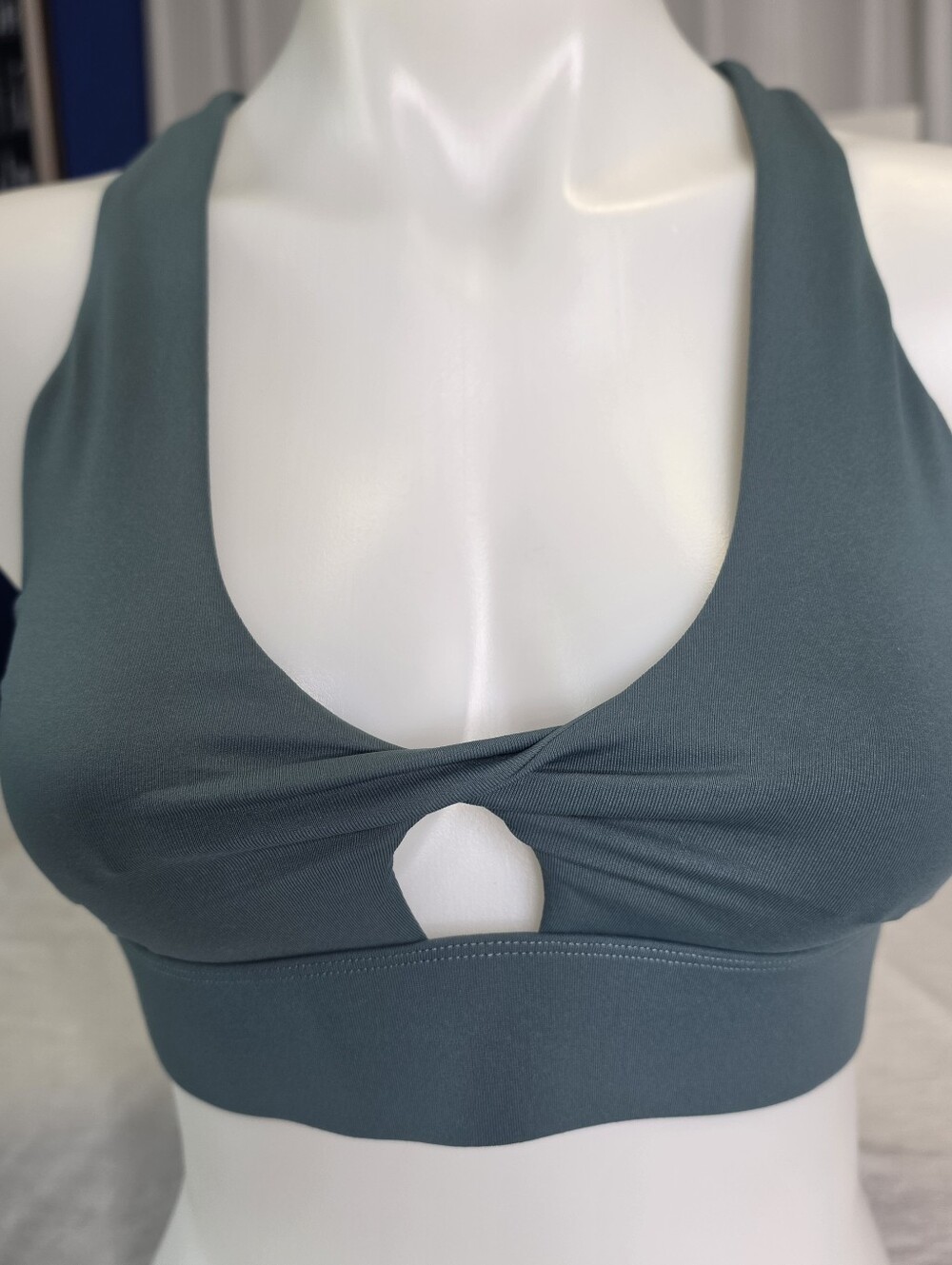 Fabletics Oasis Twist Front Sports Bra Green Keyhole Crisscross Back Size M Pads